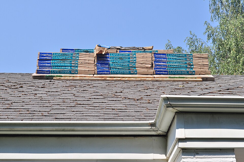 Asphalt roof shingles
